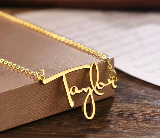 Taylor Swift “Taylor” Yazılı Kolye